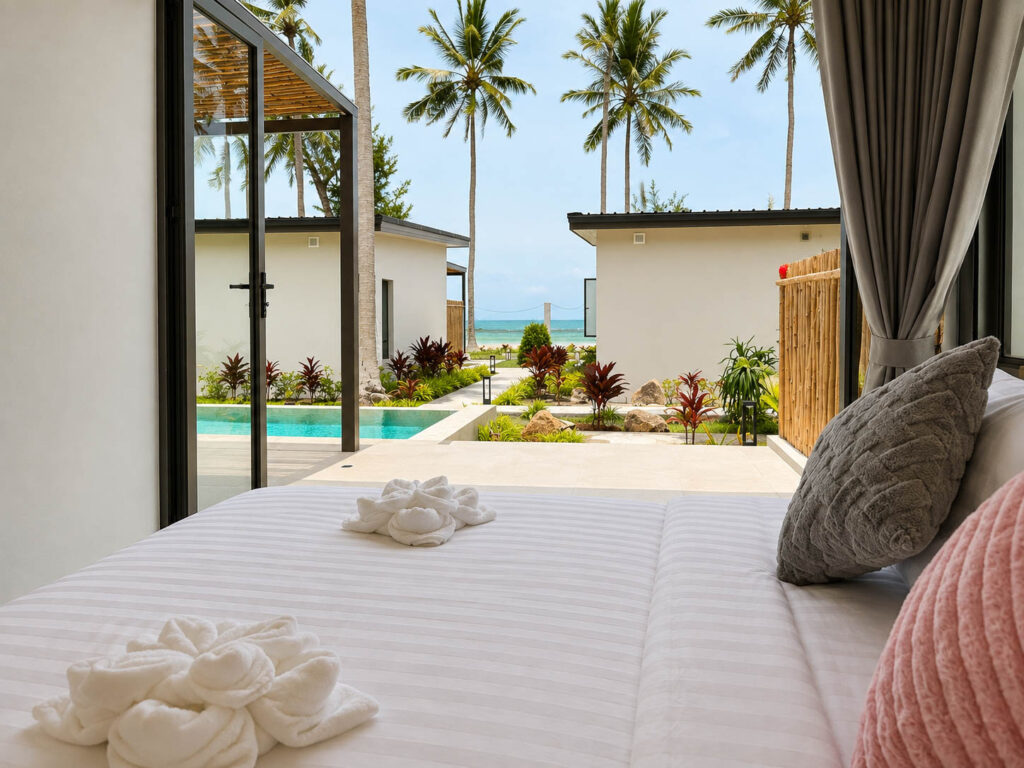 Ma-Phrao-Bedroom-01-View-Beach 2